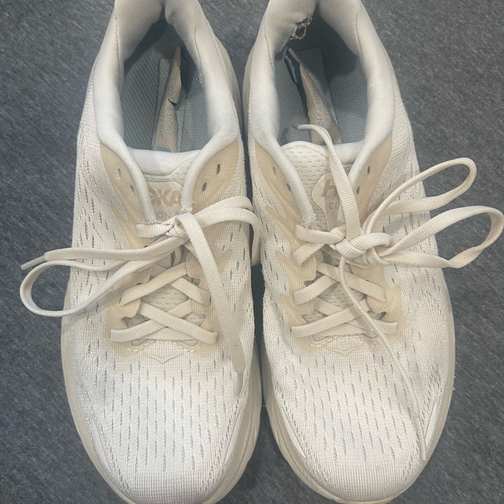 HOKA women’s Clifton 8 Running Shoe size 5.5 in EGGNOG